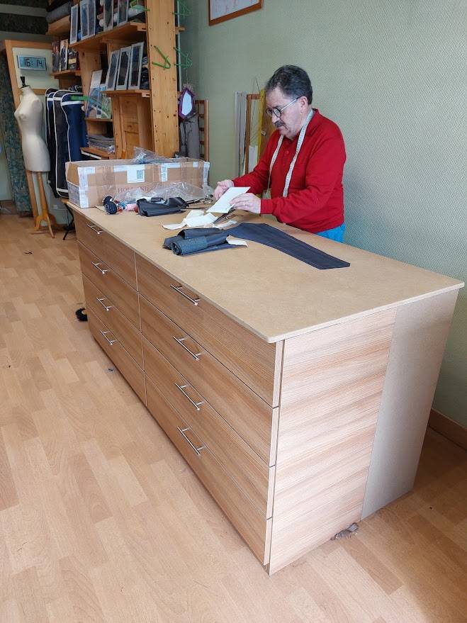 Fabrication d'un meuble de rangement de tissus 