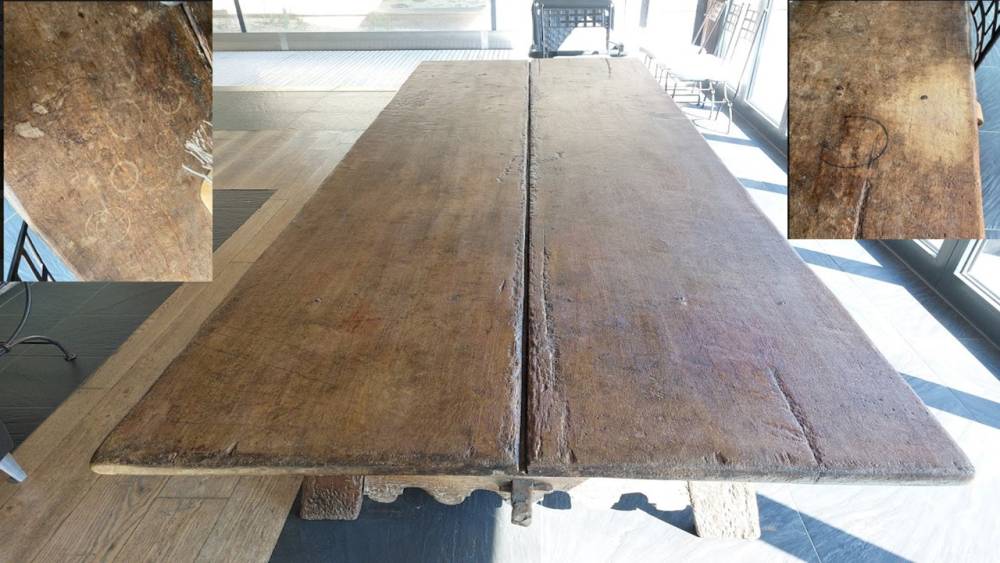Remise en état le dessus d'une très vieille et grande table